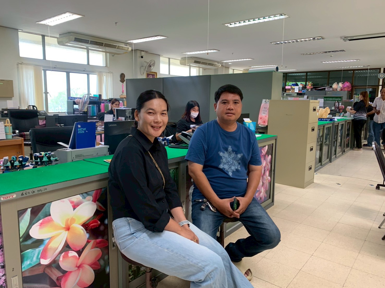 title - วันที่ 26 มีนาคม 2569 นายวิทูล ประดิษฐบุญ ปฏิรูปที่ดินจังหวัดปราจีนบุรี  พร้อมด้วย นายภูมินทร์ โพธิ์ชูชัชวาล ผู้จัดการธนาคารเพื่อการเกษตรและสหกรณ์การเกษตร(ธ.ก.ส.) สาขาวังท่าช้าง  ได้มาตรวจเยี่ยมช่วยอำนวยความสะดวกแก่เกษตรกรที่เข้ามาใช้บริการ ณ สำนักงานการปฏิรูปที่ดินจังหวัดปราจีนบุรี ชั้น 3 ศาลากลางจังหวัดปราจีนบุรี